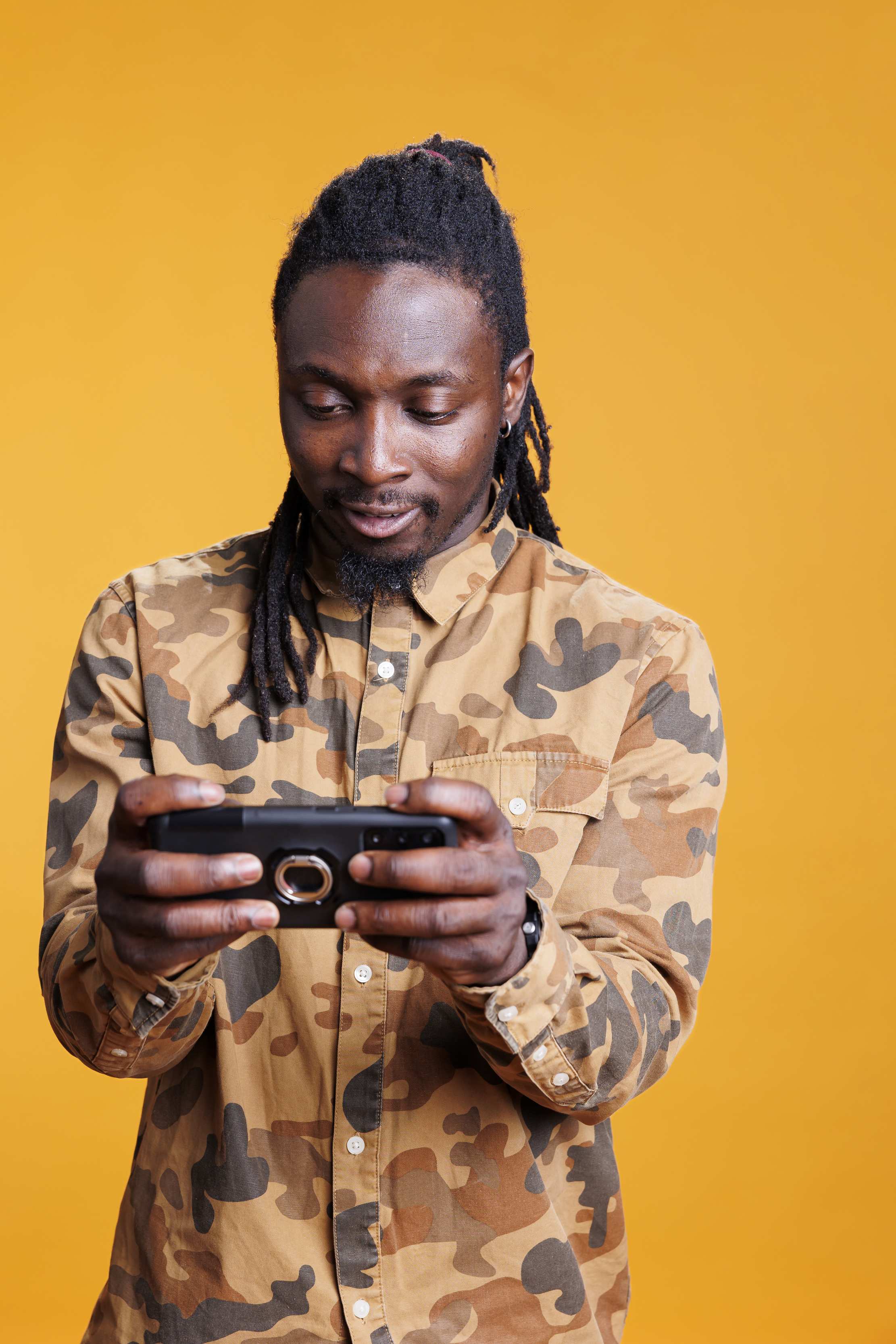 A player enjoying a mobile gaming tournament session